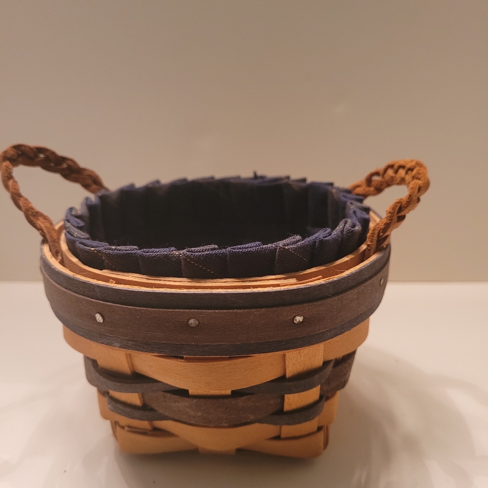 Vintage Longaberger Hand Woven Basket,Collectors Club 1998.
